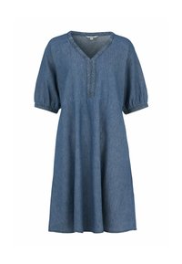 Blauwe denim jurk met een V-hals, korte pofmouwen en geplooide details bij de halslijn. Uitlopende silhoutte, zachte textuur.
