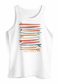 Weißes Tanktop mit buntem horizontalem Pinselstrichmuster in Koralle, Türkis und Beige. "SOUTH BEACH"-Aufschrift in Rot am unteren Rand.