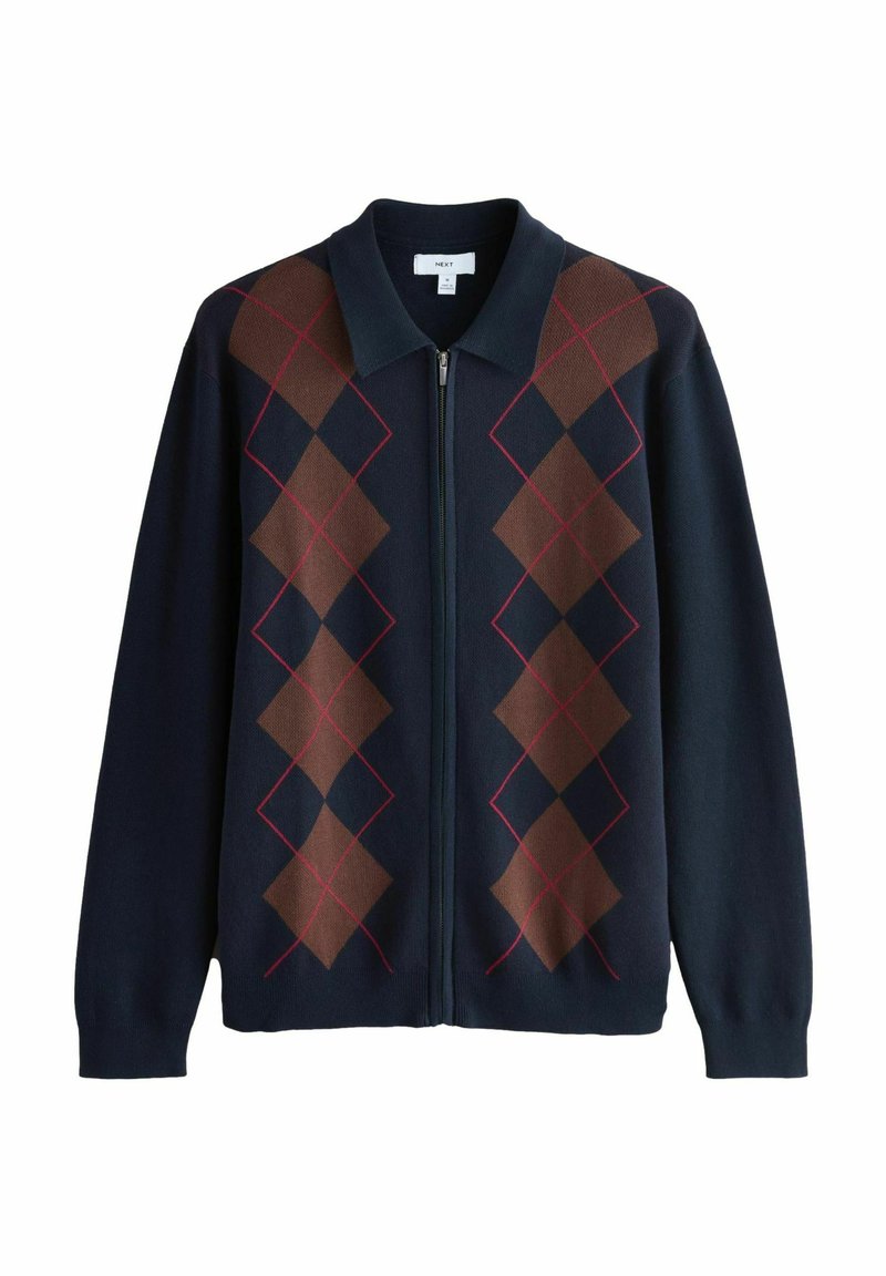 Námořnický svetr se zipem v přední části, s hnědým a modrým argyle vzorem lemovaným červenou barvou. Měkká textura, design límce a dlouhé rukávy.