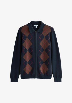 Marineblauer Pullover mit Reißverschluss, der ein braun-blaues Argyle-Muster hat, das in Rot umrandet ist. Weiche Textur, Kragen-Design und lange Ärmel.