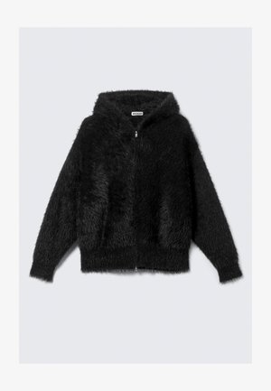 Must karvane lukuga kapuutsiga pusa pikkade varrukatega, laotatud lamedalt heledal taustal.