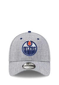 Grau gefütterte Baseballmütze mit einem runden gestickten Logo, das "OILERS" in Blau zeigt. Verstellbarer Riemen hinten, dezente Textur auf dem Material.