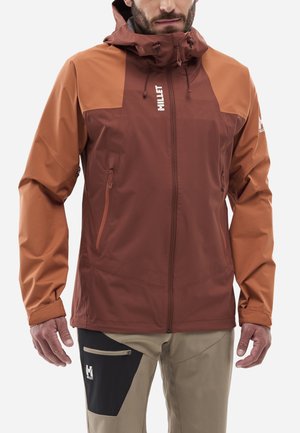Veste imperméable marron et orange avec capuche, dotée d'une fermeture éclair à l'avant, d'un ourlet ajustable et de deux poches latérales. Tissu texturé avec des accents de logo.