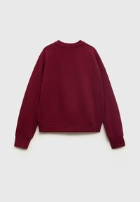 Bordeauxfarbener Pullover mit rundem Ausschnitt, langen Ärmeln und gerippten Bündchen. Glatte Textur und cropped Design. Keine sichtbaren Logos oder Muster.