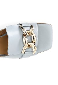 Sandal cu brant din piele de culoare bleu deschis, cu o curea lata, avand un accent proeminent cu lant de aur de-a lungul partii de sus. Textura neteda si design cu varf patratos.