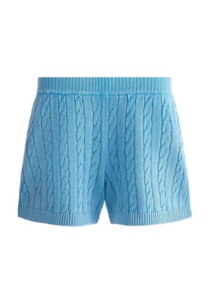 Shorts tricotés bleu clair avec motif torsadé vertical et taille et bas côtelés.