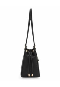 Borsa a secchiello in pelle nera con superficie texturizzata, chiusura con coulisse e dettagli in metallo dorato. Due sottili tracolle.