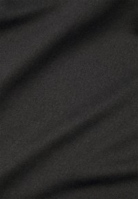 Svart tyg, texturerat med en fin väv, som uppvisar en subtil glans; slät yta med mjuk drapering.