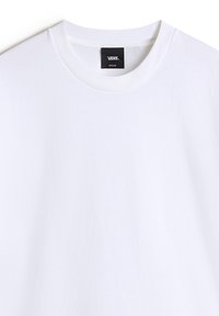 Camiseta básica blanca de cuello redondo con una etiqueta negra de la marca Vans en el cuello, talla mediana.