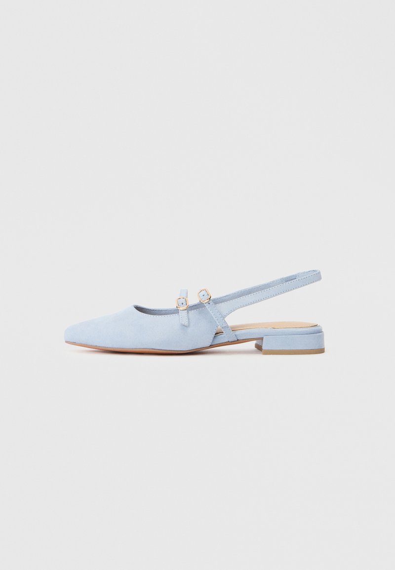 Ανοιχτό γαλάζιο σουέντ παπούτσι slingback με επίπεδο τακούνι, μυτερή μύτη και διπλές λουρίδες με χρυσές λεπτομέρειες.