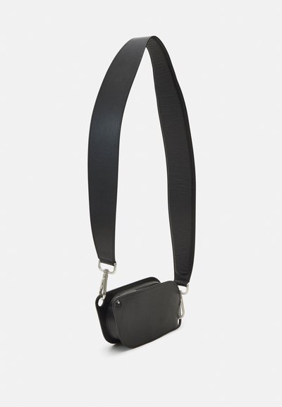 Geantă crossbody neagră din piele netedă, cu o formă rectangulară, curea ajustabilă și detalii din metal argintiu. Design minimalist.