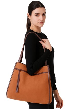 Borsa tote in suede beige con dettagli in pelle marrone, forma rettangolare, caratterizzata da una lunga frangia e doppi manici per la spalla.