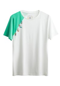 Witte katoenen T-shirt met een teal linkermouw, voorzien van een kleurrafische afbeelding van mensen die activiteiten ondernemen langs de naad van de mouw.