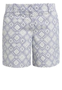 Jasnoniebieskie szorty z geometrycznym wzorem w białym i ciemnoniebieskim kolorze. Wykonane z gładkiego materiału z usztywnionym pasem i dwiema przednimi kieszeniami.
