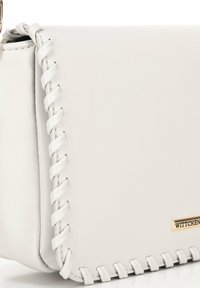 Borsa a tracolla in pelle bianca con dettagli cuciti lungo il bordo, dotata di una targhetta con logo dorato e una texture liscia. Forma rettangolare compatta.
