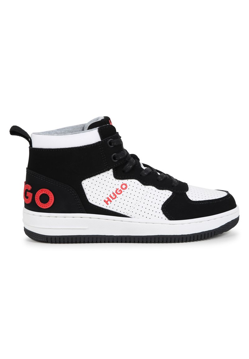 Sneaker alte in bianco e nero. Realizzate in pelle e mesh, presentano una texture perforata e il logo rosso "HUGO" sul lato. Suola in gomma.