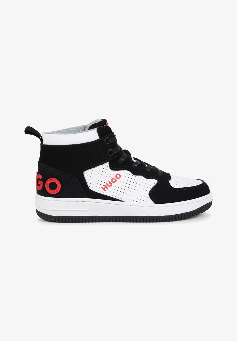 Sneaker alte in bianco e nero. Realizzate in pelle e mesh, presentano una texture perforata e il logo rosso "HUGO" sul lato. Suola in gomma.