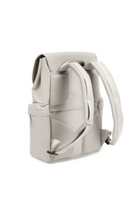 Šedý batoh ze syntetického materiálu s akcenty z mřížkového materiálu, polstrovanými nastavitelnými popruhy, plochým vrchem a několika funkčními kapsami.