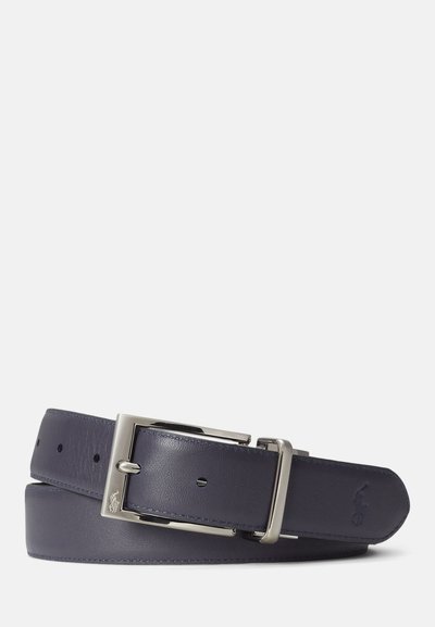Curea din piele bleumarin cu o textură netedă, având o cataramă rectangulară argintie și multiple găuri de ajustare pentru mărime.