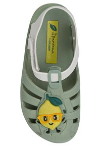 Infradito in plastica verde con design aperto, fibbia bianca, caratterizzata da un personaggio di limone giallo con occhiali come accento sulla parte frontale.