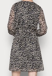 Leopardenmuster Wickelkleid mit langen, transparenten Ärmeln, tailliertem Schnitt und ausgestelltem Saum, aus leichtem Stoff in neutralen Tönen.