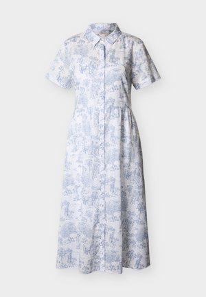 Robe chemise bleu clair avec col, manches courtes, motif répétitif de scène pastorale, jupe longue et taille froncée.