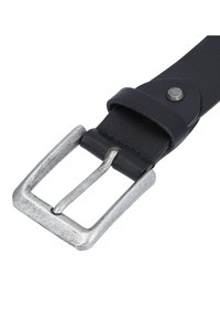 Cintura in pelle nera con fibbia rettangolare in metallo argentato dal finish texturizzato, fissata da un bottone a pressione. Superficie in pelle liscia con dettagli di cucitura.