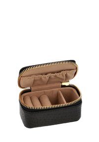 Estuche para joyas de cuero texturizado negro con un zipper dorado, que cuenta con un suave interior beige y tres compartimentos acolchados para almacenamiento.