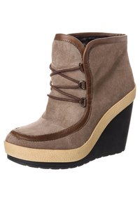 Stivale alla caviglia in suede marrone con suola a cuneo, caratterizzato da dettagli in pelle marrone scuro, design con lacci e base piattaforma beige testurizzata.