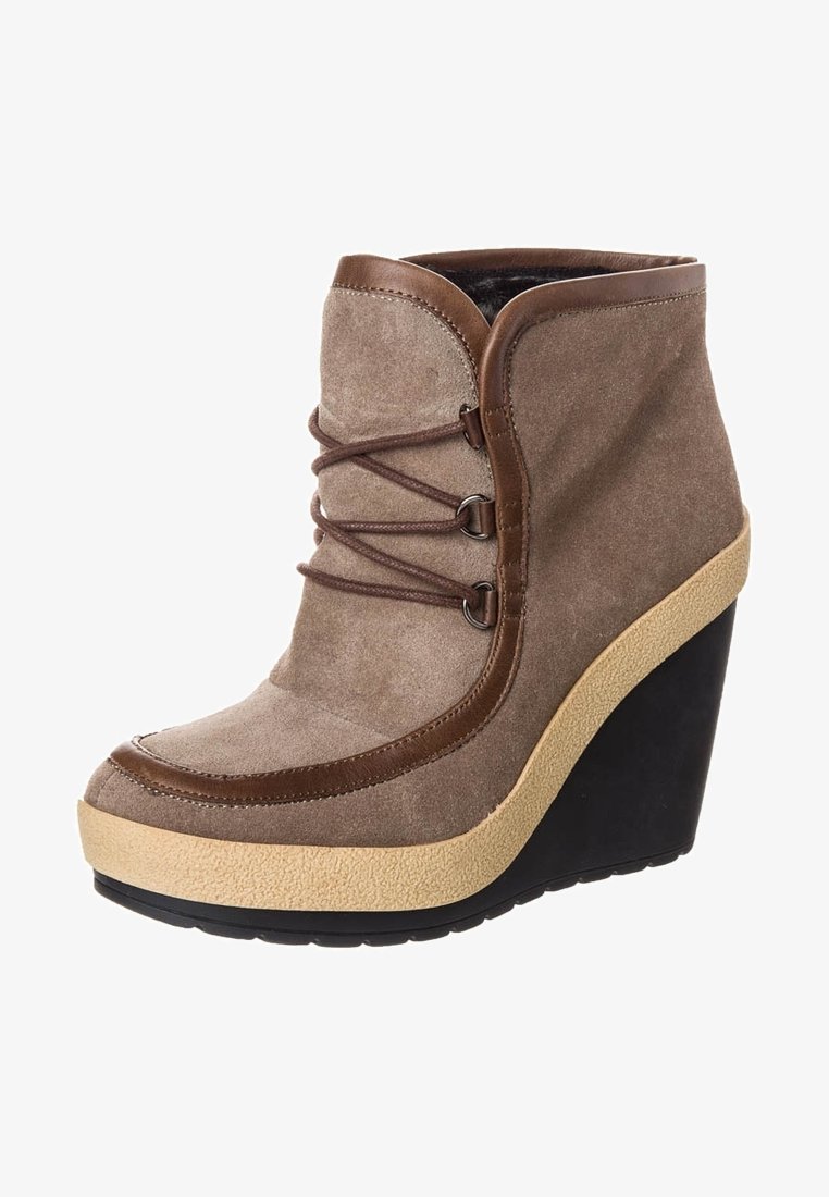 Stivale alla caviglia in suede marrone con suola a cuneo, caratterizzato da dettagli in pelle marrone scuro, design con lacci e base piattaforma beige testurizzata.