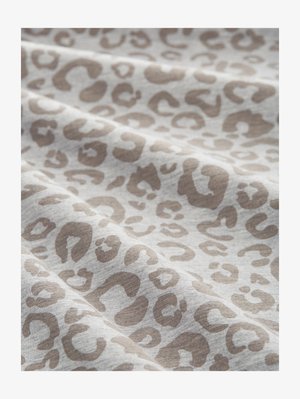 Luipaardprint stof in lichtgrijs met taupekleurige vlekken, voorzien van een zachte textuur en subtiel geribbelde structuur, gevouwen om diepte te tonen.