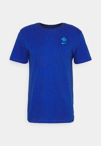 Modré tričko s krátkým rukávem, strukturovaný vzor, kulatý výstřih a malé tyrkysové logo. Vyrobeno z měkké, prodyšné tkaniny.