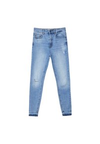 Hellblaue Denim-Jeans mit schlanker Passform. Merkmale sind eine mittlere Leibhöhe, Wischungen, ausgefranste Details und das standardmäßige Fünf-Taschen-Design.