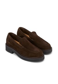 Bruine suede instappers met een lage zwarte rubberen zool, met een klassiek ontwerp en gestikte accenten langs de randen.