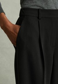 Reiss EDEN FRONT PLEAT TAPERED - Pantaloni - black