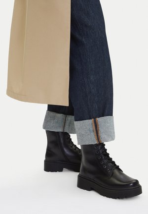 - Botki na platformie