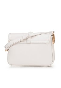 Borsa a tracolla in pelle bianca con forma strutturata, chiusura magnetica e tracolla regolabile. Presenta accessori in hardware dorato.