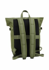 Zaino verde a roll-top con schiena in rete nera, spallacci regolabili e manico superiore. Presenta un design minimalista e materiali texture.