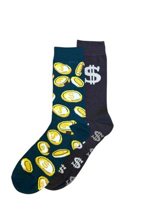 Dwie skarpetki leżące obok siebie na białym tle: jedna ciemnozielona z żółtym wzorem monet z symbolem dolara, druga czarna z białymi znakami dolara.