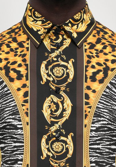 Cămașă cu guler și nasturi negri, decorată cu spirale baroce aurii, print leopard și dungi de zebra alb-negru.