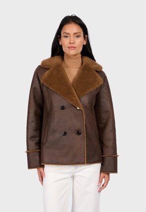 Bruine schapenvachtjas met een contrasterende tan kraag, voorzien van een dubbelbreasted ontwerp, zwarte knopen en zijzakken.