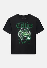 Camiseta de algodón negra con un gráfico verde de los Boston Celtics que incluye un diseño de baloncesto, el logo de la NBA y un detalle de trébol.