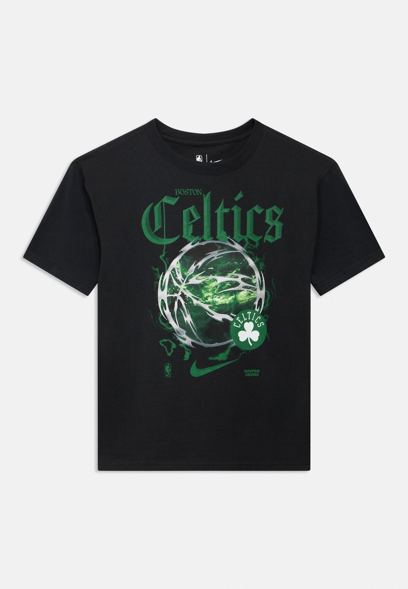 Camiseta de algodón negra con un gráfico verde de los Boston Celtics que incluye un diseño de baloncesto, el logo de la NBA y un detalle de trébol.