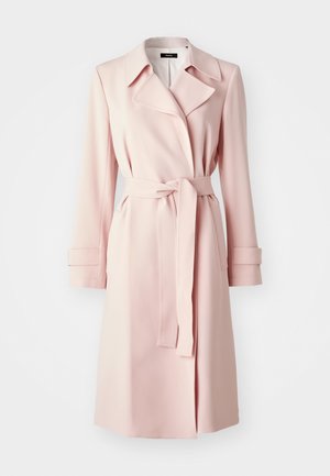 Trench coat rosa claro feito de tecido suave, com colarinho notched, cintura com cinto e mangas longas com detalhes nos punhos.