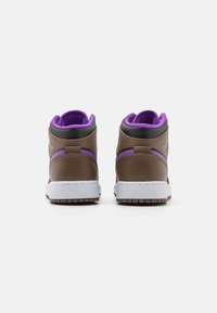 Bruna och lila högskurna sneakers sedd bakifrån, med vita mellansulor och vadderad lila inredning.