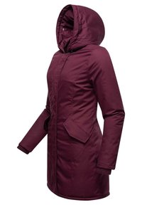 Bordeaux huva jacka med dragkedja fram, sidofickor och ribbad mudd. Tillverkad av ett slätt, vattenavvisande material med en strömlinjeformad design.