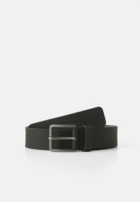Ceinture en cuir noir texturé avec une boucle rectangulaire en métal gunmétallique et une boucle cousue, posée enroulée sur un fond blanc.