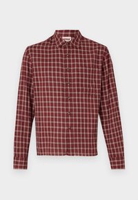 Camisa de manga larga a cuadros rojos con cuello puntiagudo, cierre de botones y bolsillo en el pecho. El material parece suave con una ligera textura.