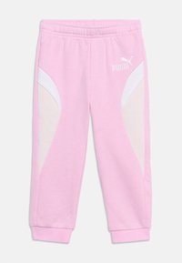 Ροζ παντελόνι φόρμας Puma με λευκές πλευρικές λωρίδες, ελαστική μέση, μανσέτες στη γάμπα και λογότυπο Puma στο επάνω αριστερό μηρό.