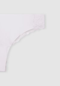 Lingerie bianco in cotone con dettagli in pizzo. Presenta una texture liscia e un design a vita bassa, mettendo in risalto i dettagli in pizzo intricati.